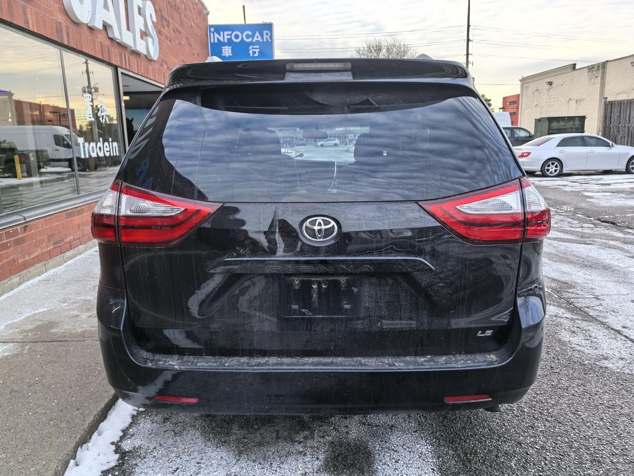 2017 Toyota Sienna LE Photo