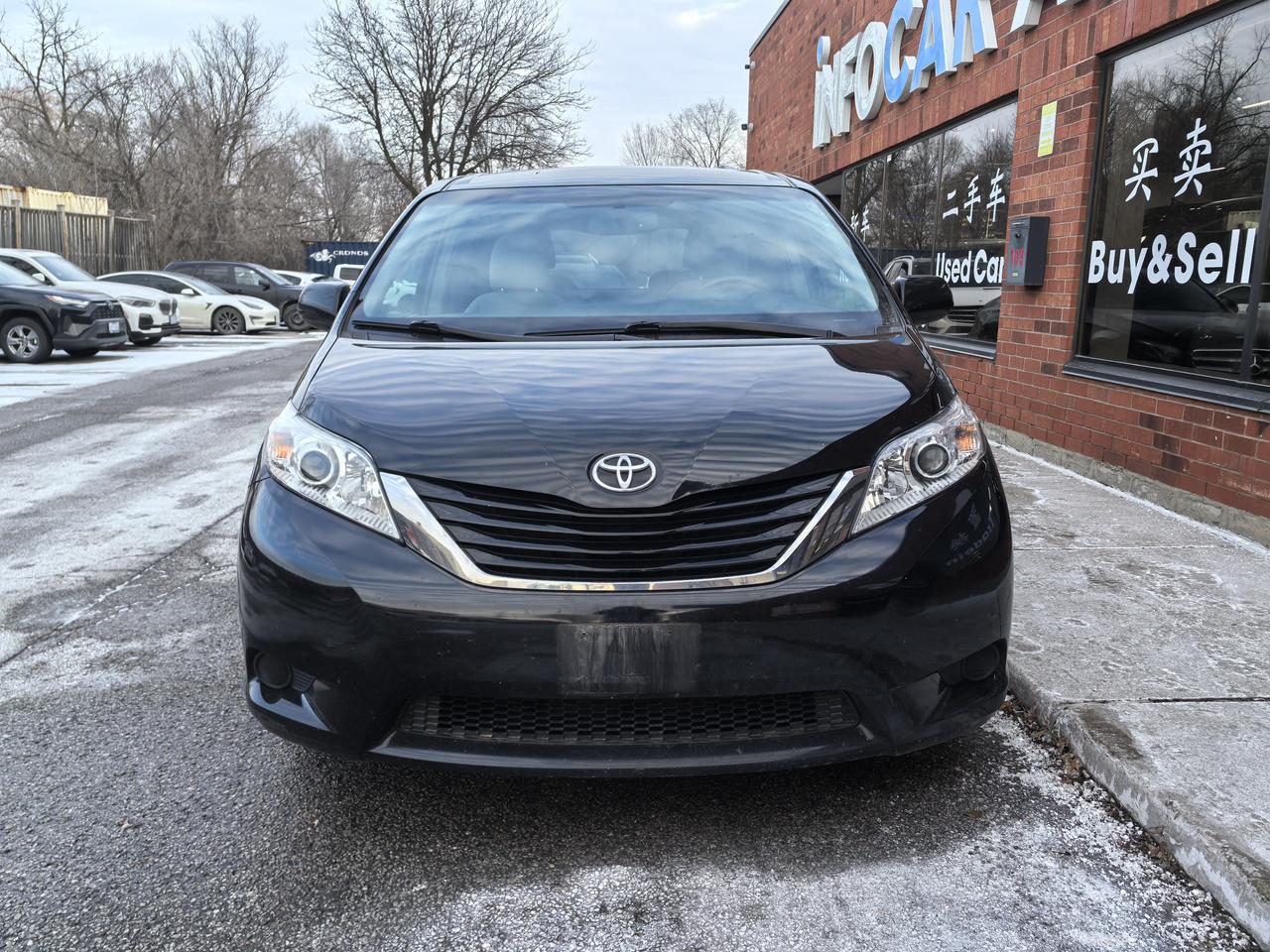 2017 Toyota Sienna LE Photo