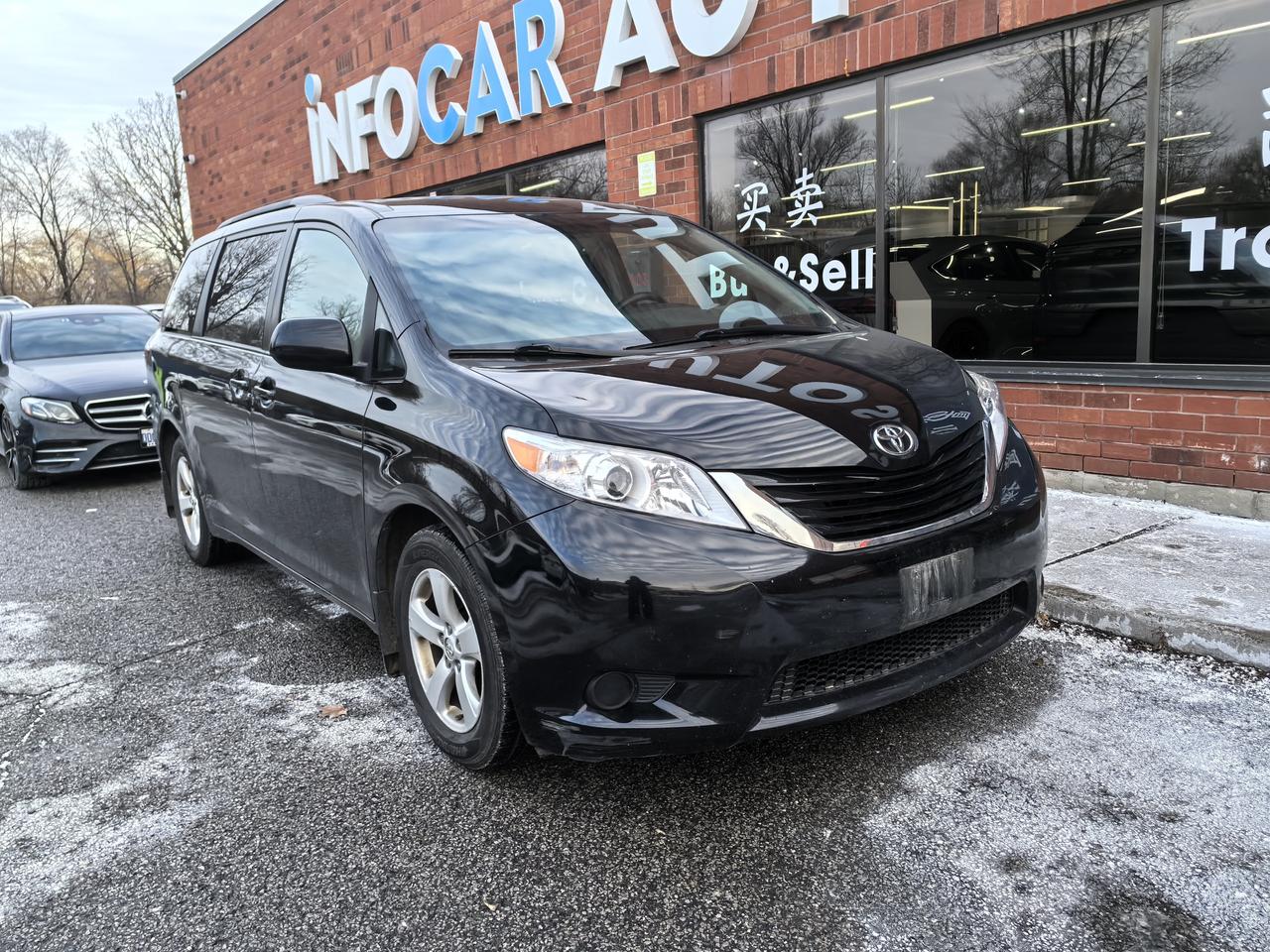 2017 Toyota Sienna LE Photo0