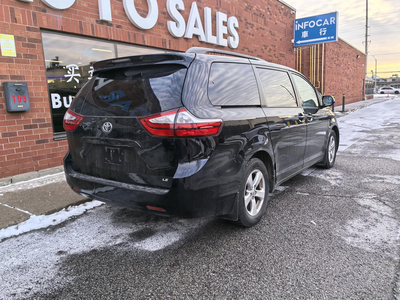 2017 Toyota Sienna LE Photo