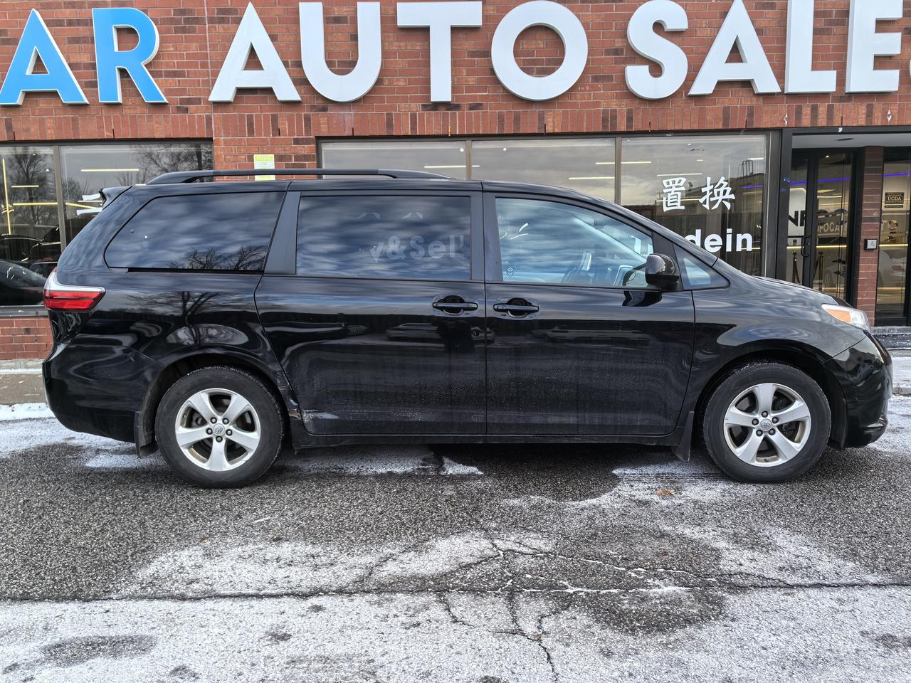 2017 Toyota Sienna LE Photo