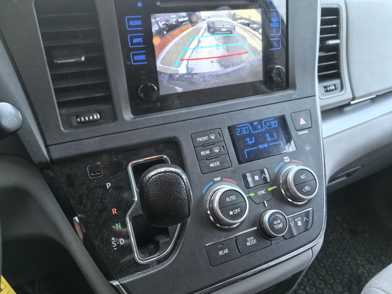 2017 Toyota Sienna LE Photo