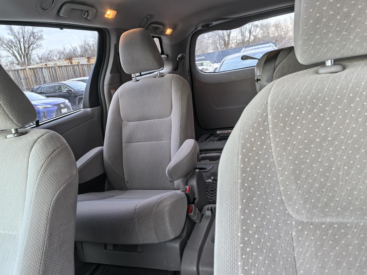 2017 Toyota Sienna LE Photo