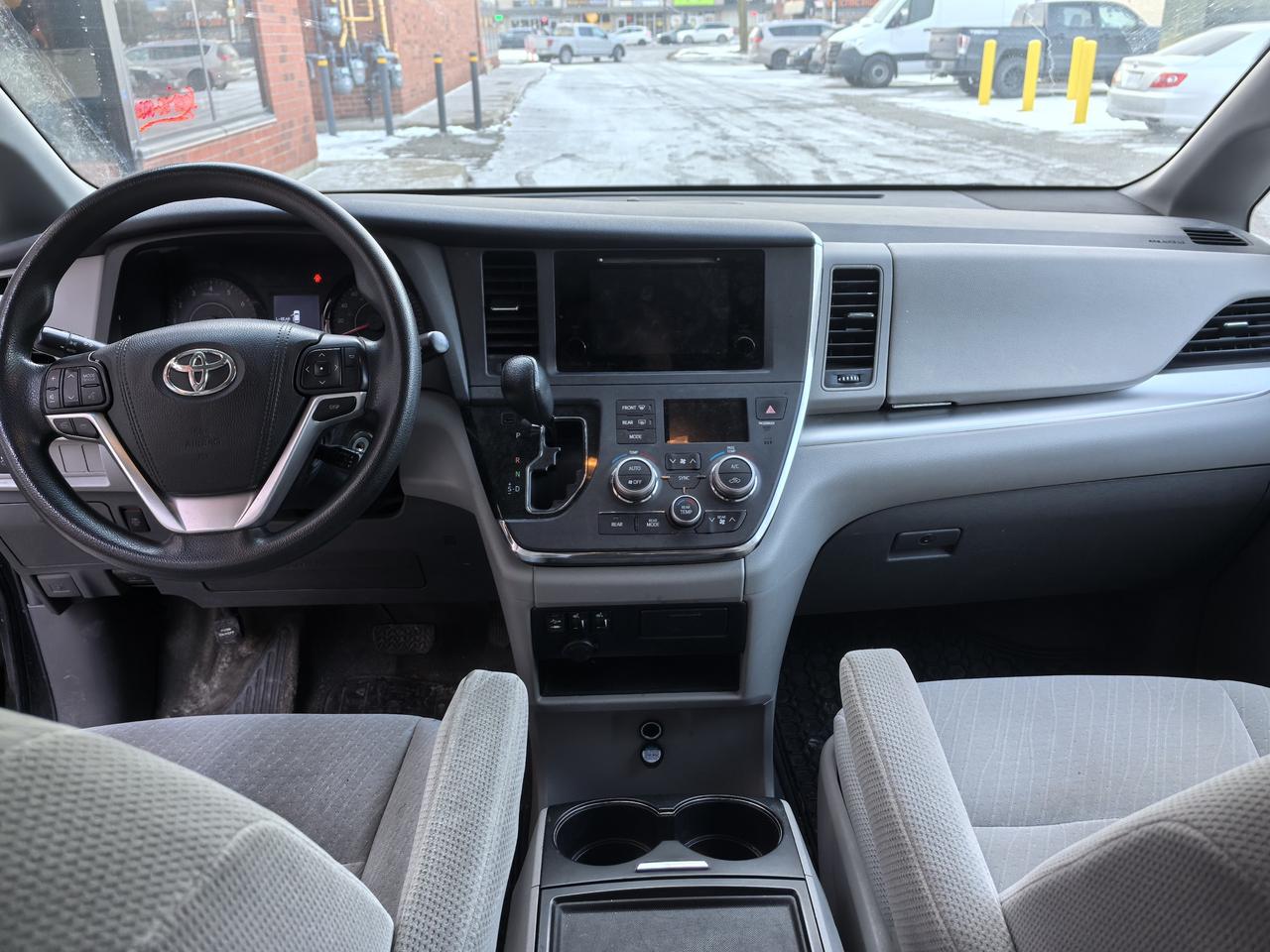 2017 Toyota Sienna LE Photo