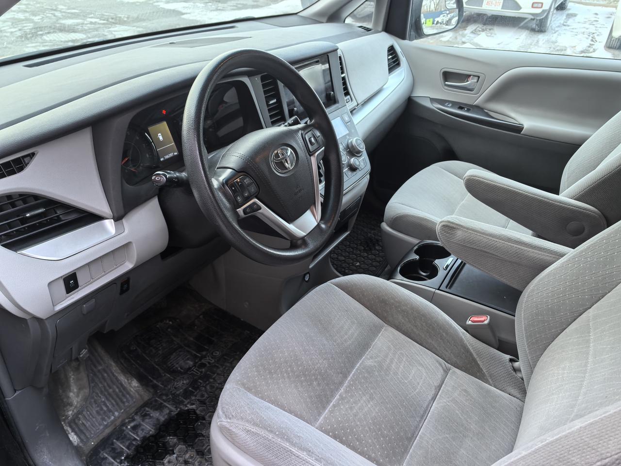 2017 Toyota Sienna LE Photo