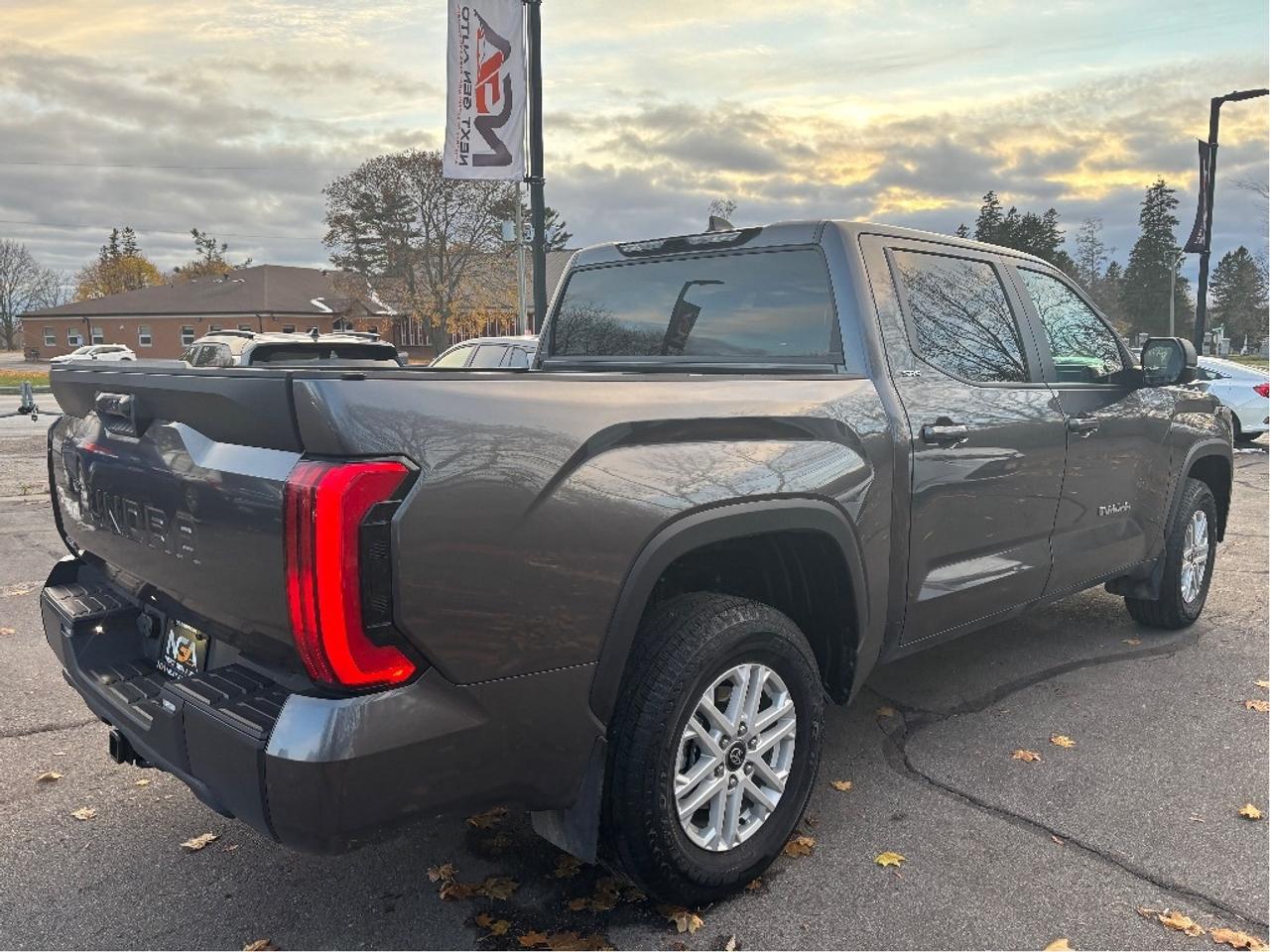 2025 Toyota Tundra SR SR5 PKG HEATED STEERING LOW KMS CLEAN C Photo