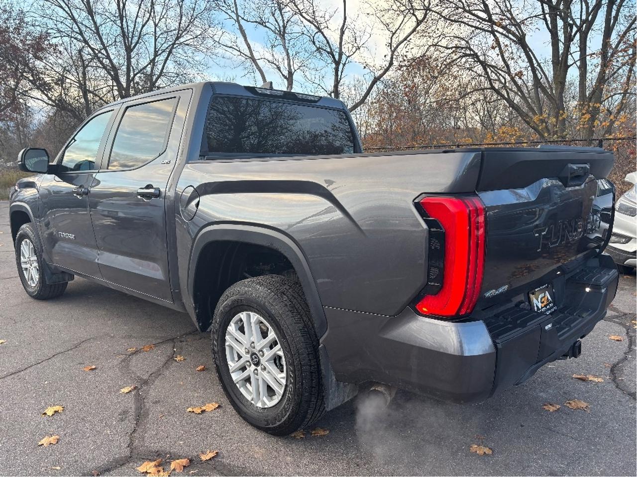 2025 Toyota Tundra SR SR5 PKG HEATED STEERING LOW KMS CLEAN C Photo