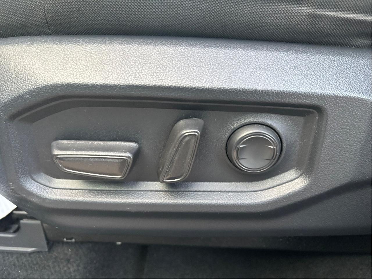 2025 Toyota Tundra SR SR5 PKG HEATED STEERING LOW KMS CLEAN C Photo