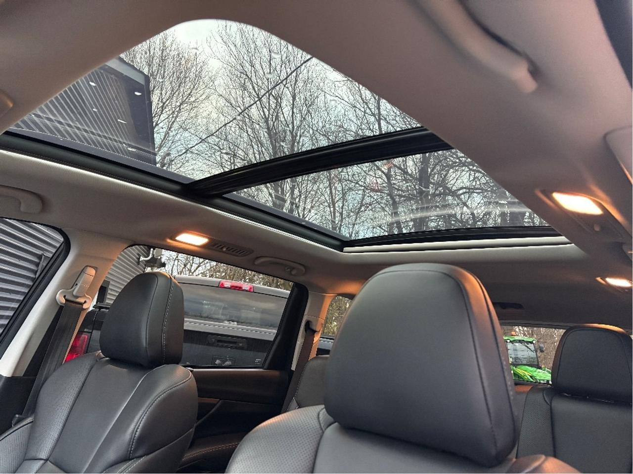 2023 Subaru ASCENT Limited AWD 8 PASS LEATHER NAV PANO ROOF Photo