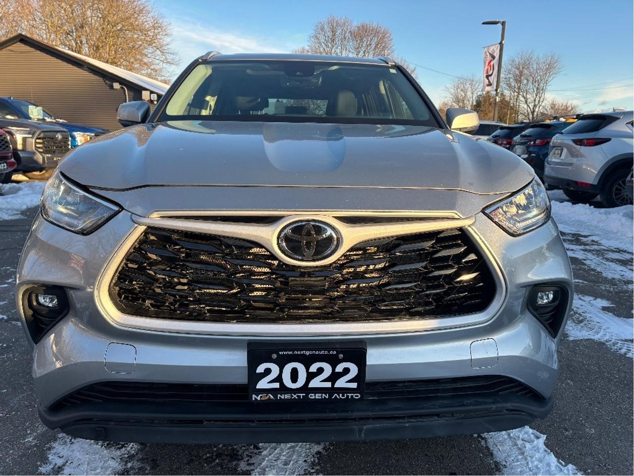 2022 Toyota Highlander XLE PREMIUM AWD 8 PASS LEATHER ROOF ONE OWNER Photo