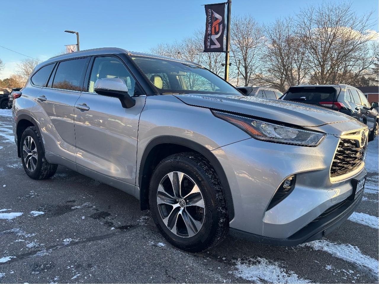 2022 Toyota Highlander XLE PREMIUM AWD 8 PASS LEATHER ROOF ONE OWNER Photo