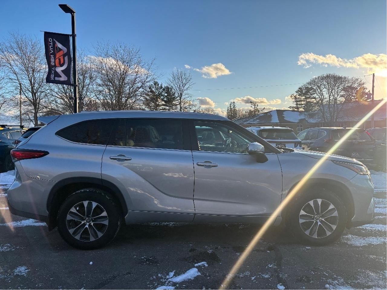 2022 Toyota Highlander XLE PREMIUM AWD 8 PASS LEATHER ROOF ONE OWNER Photo4