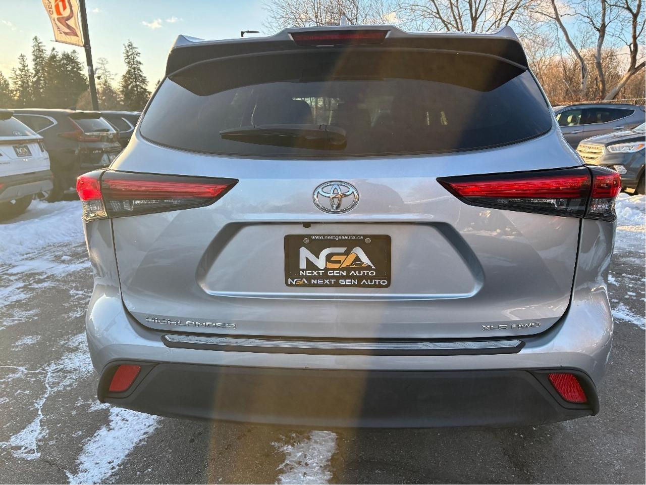 2022 Toyota Highlander XLE PREMIUM AWD 8 PASS LEATHER ROOF ONE OWNER Photo