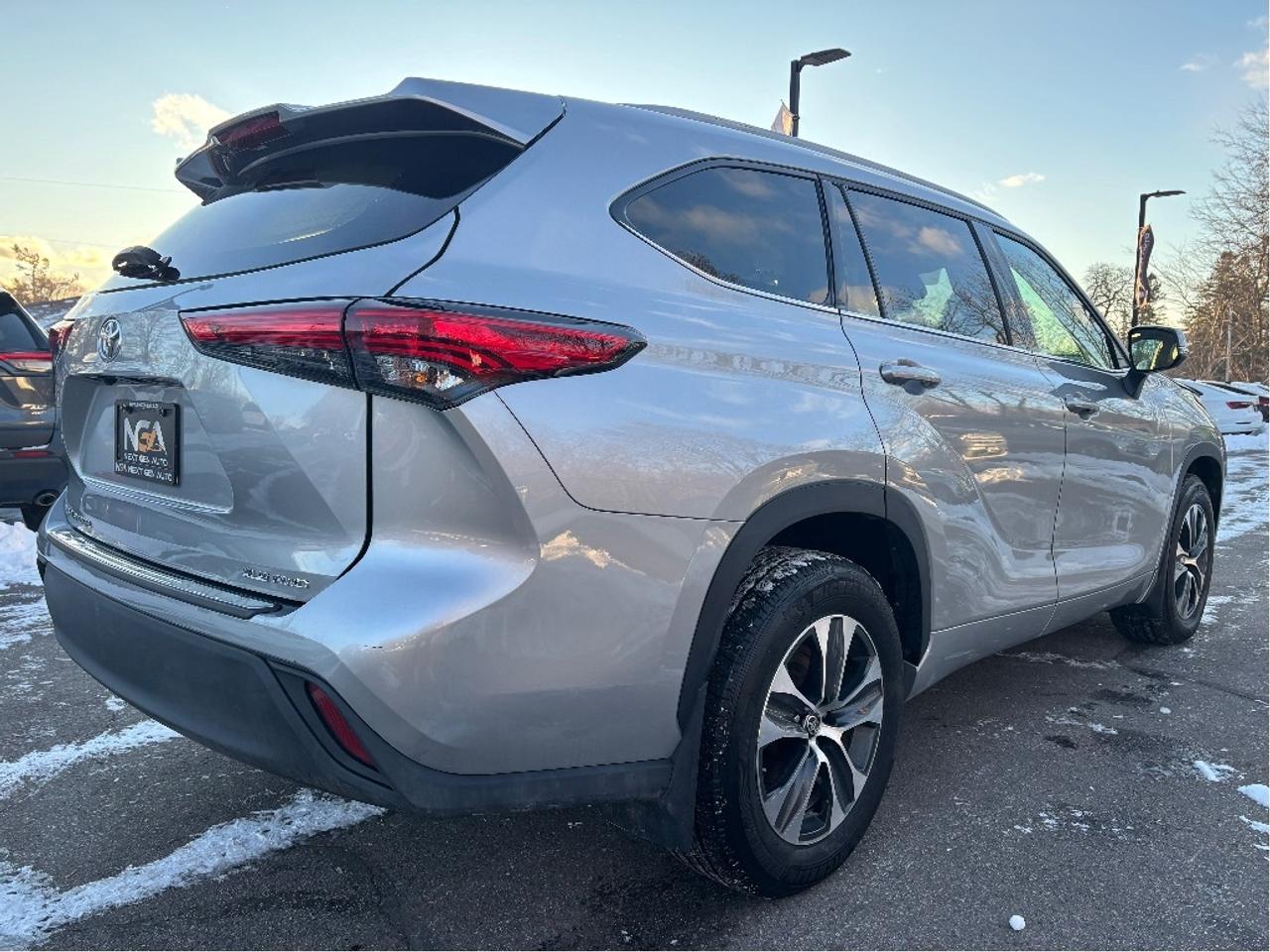 2022 Toyota Highlander XLE PREMIUM AWD 8 PASS LEATHER ROOF ONE OWNER Photo