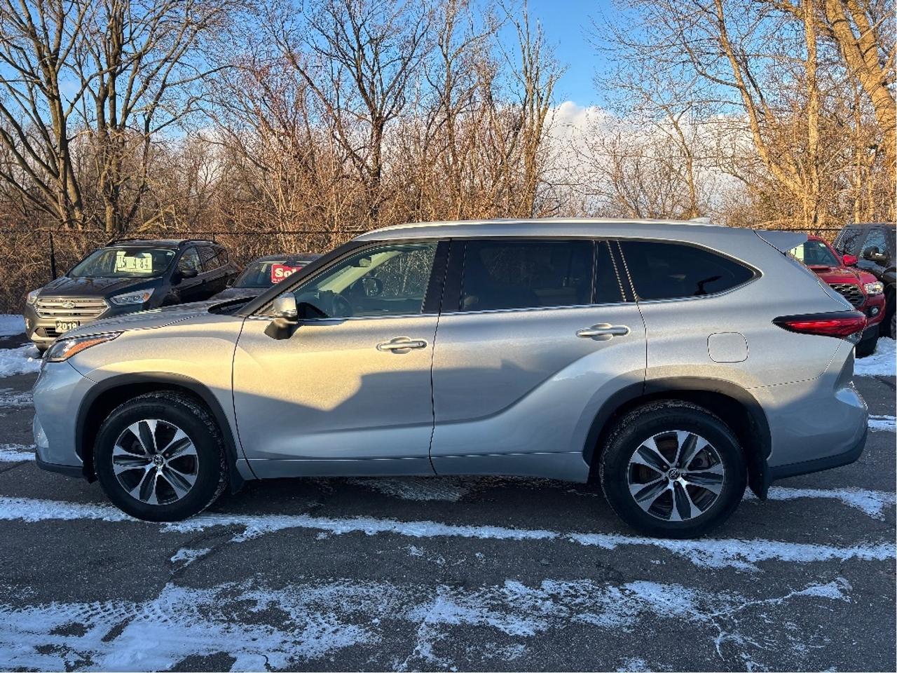 2022 Toyota Highlander XLE PREMIUM AWD 8 PASS LEATHER ROOF ONE OWNER Photo