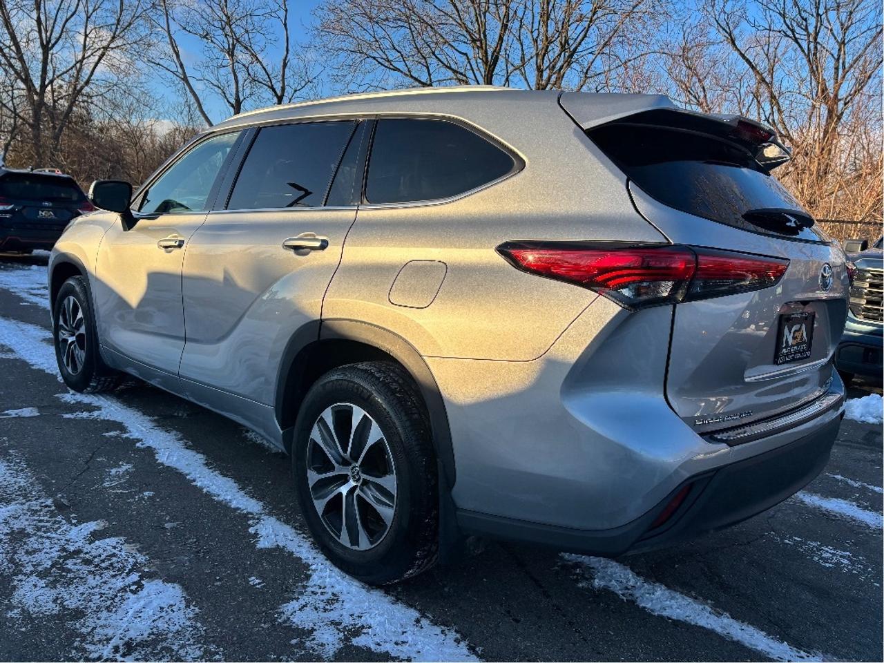 2022 Toyota Highlander XLE PREMIUM AWD 8 PASS LEATHER ROOF ONE OWNER Photo