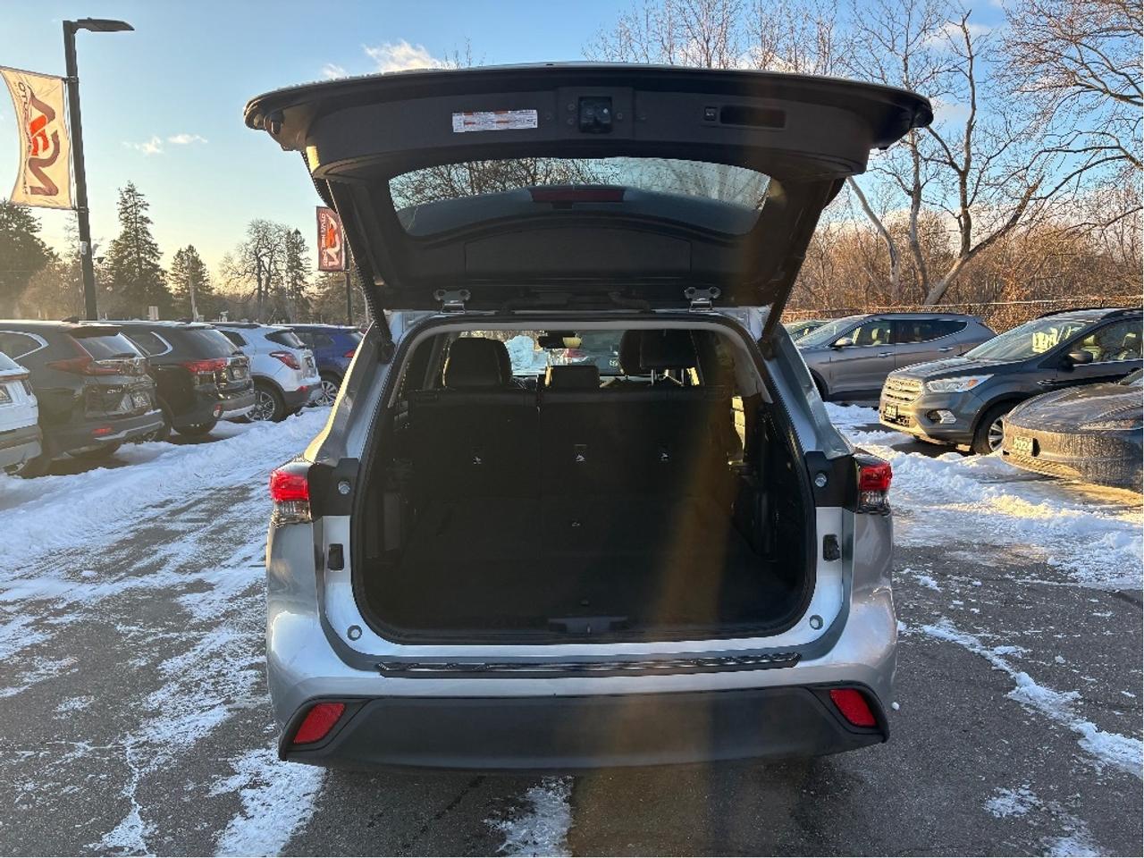 2022 Toyota Highlander XLE PREMIUM AWD 8 PASS LEATHER ROOF ONE OWNER Photo