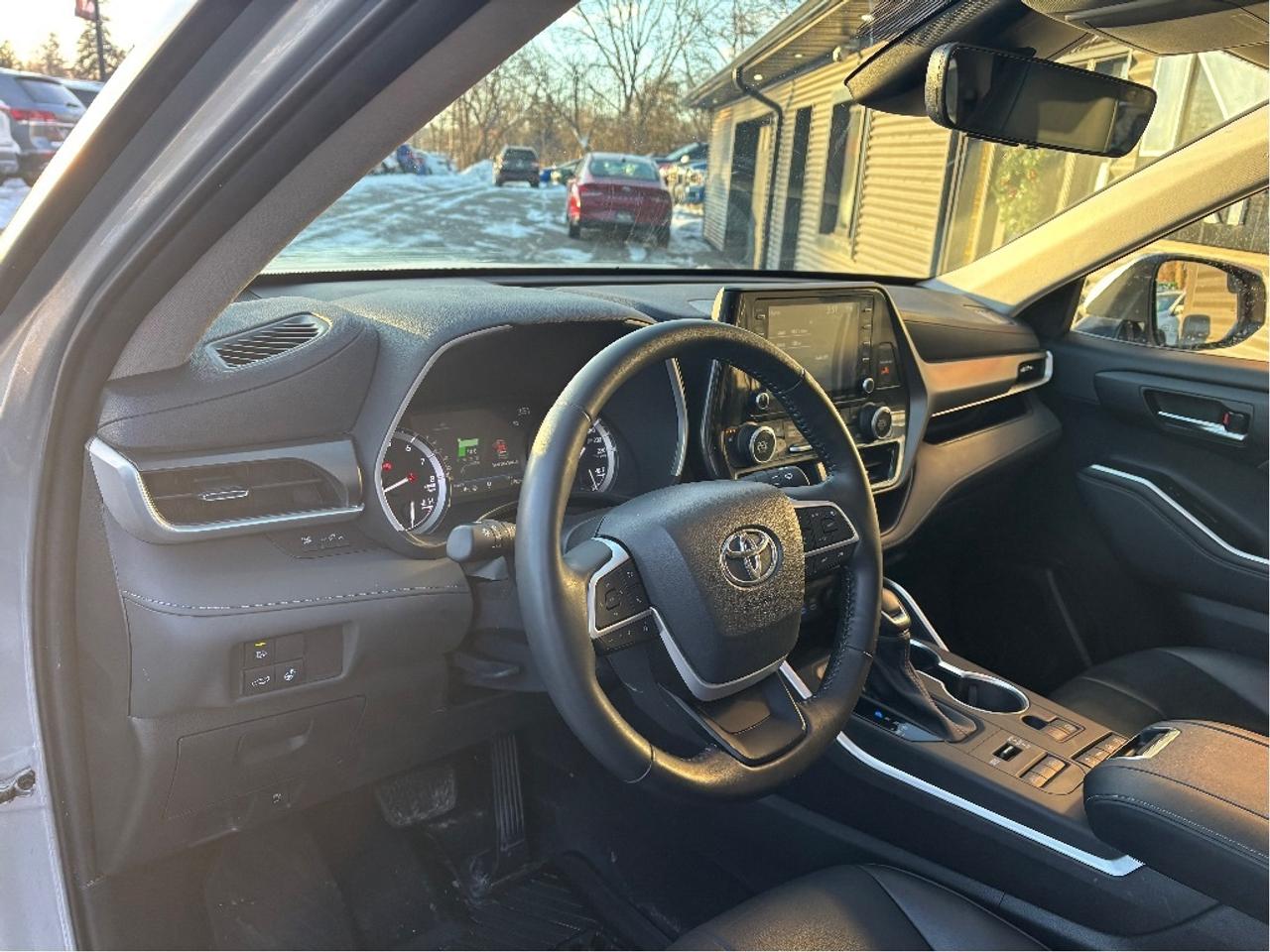 2022 Toyota Highlander XLE PREMIUM AWD 8 PASS LEATHER ROOF ONE OWNER Photo