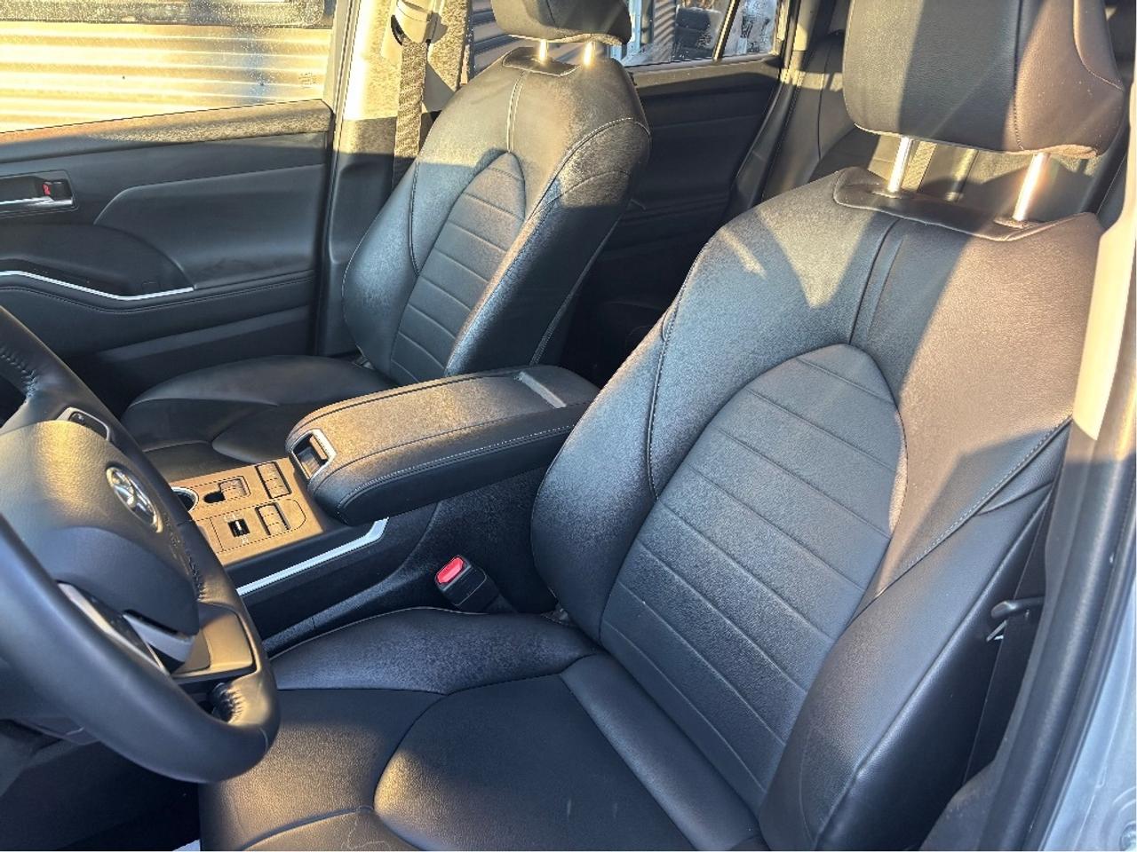 2022 Toyota Highlander XLE PREMIUM AWD 8 PASS LEATHER ROOF ONE OWNER Photo