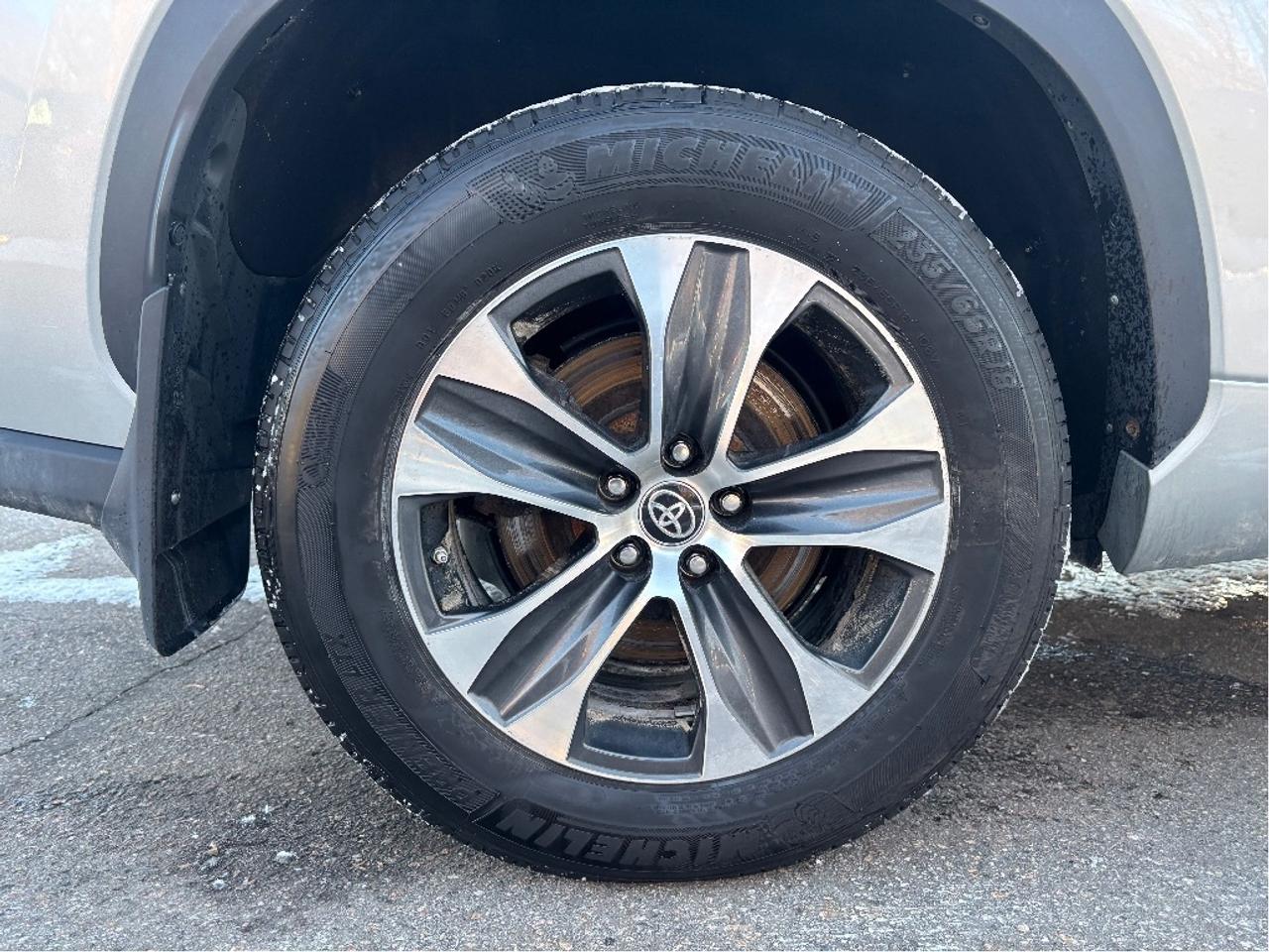 2022 Toyota Highlander XLE PREMIUM AWD 8 PASS LEATHER ROOF ONE OWNER Photo