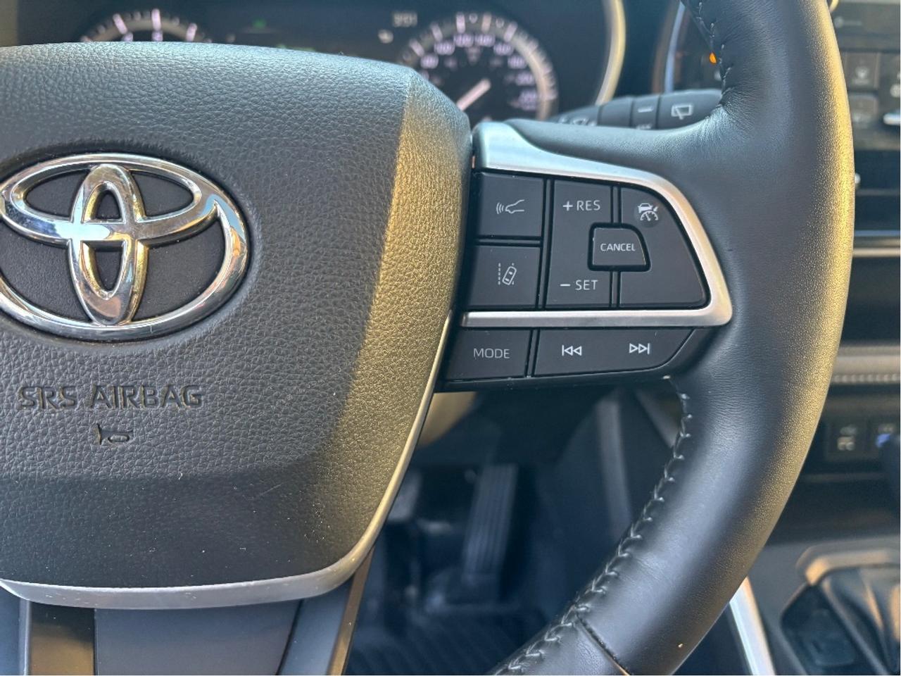 2022 Toyota Highlander XLE PREMIUM AWD 8 PASS LEATHER ROOF ONE OWNER Photo