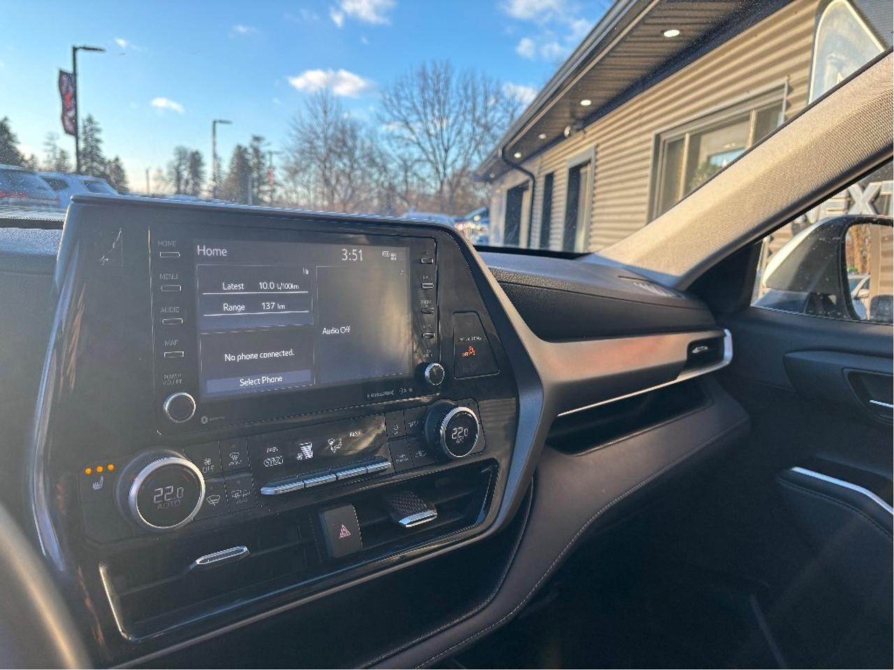 2022 Toyota Highlander XLE PREMIUM AWD 8 PASS LEATHER ROOF ONE OWNER Photo