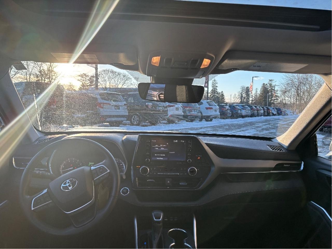 2022 Toyota Highlander XLE PREMIUM AWD 8 PASS LEATHER ROOF ONE OWNER Photo