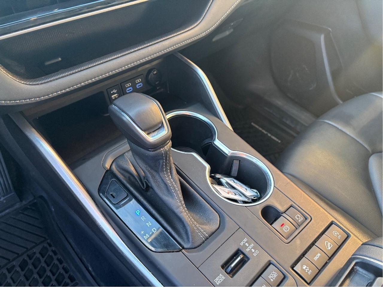 2022 Toyota Highlander XLE PREMIUM AWD 8 PASS LEATHER ROOF ONE OWNER Photo