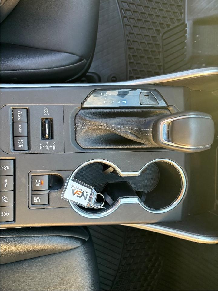 2022 Toyota Highlander XLE PREMIUM AWD 8 PASS LEATHER ROOF ONE OWNER Photo