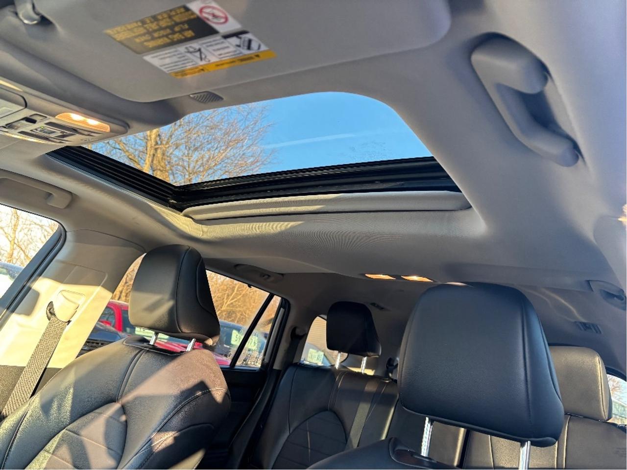 2022 Toyota Highlander XLE PREMIUM AWD 8 PASS LEATHER ROOF ONE OWNER Photo