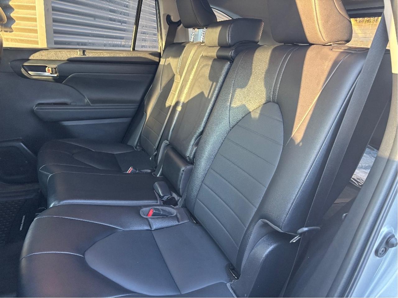 2022 Toyota Highlander XLE PREMIUM AWD 8 PASS LEATHER ROOF ONE OWNER Photo