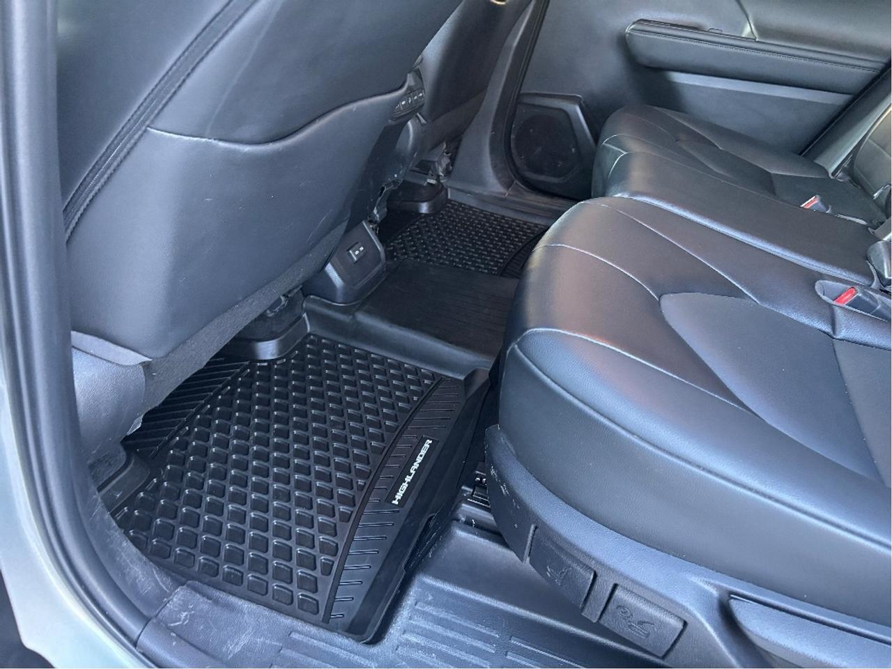 2022 Toyota Highlander XLE PREMIUM AWD 8 PASS LEATHER ROOF ONE OWNER Photo