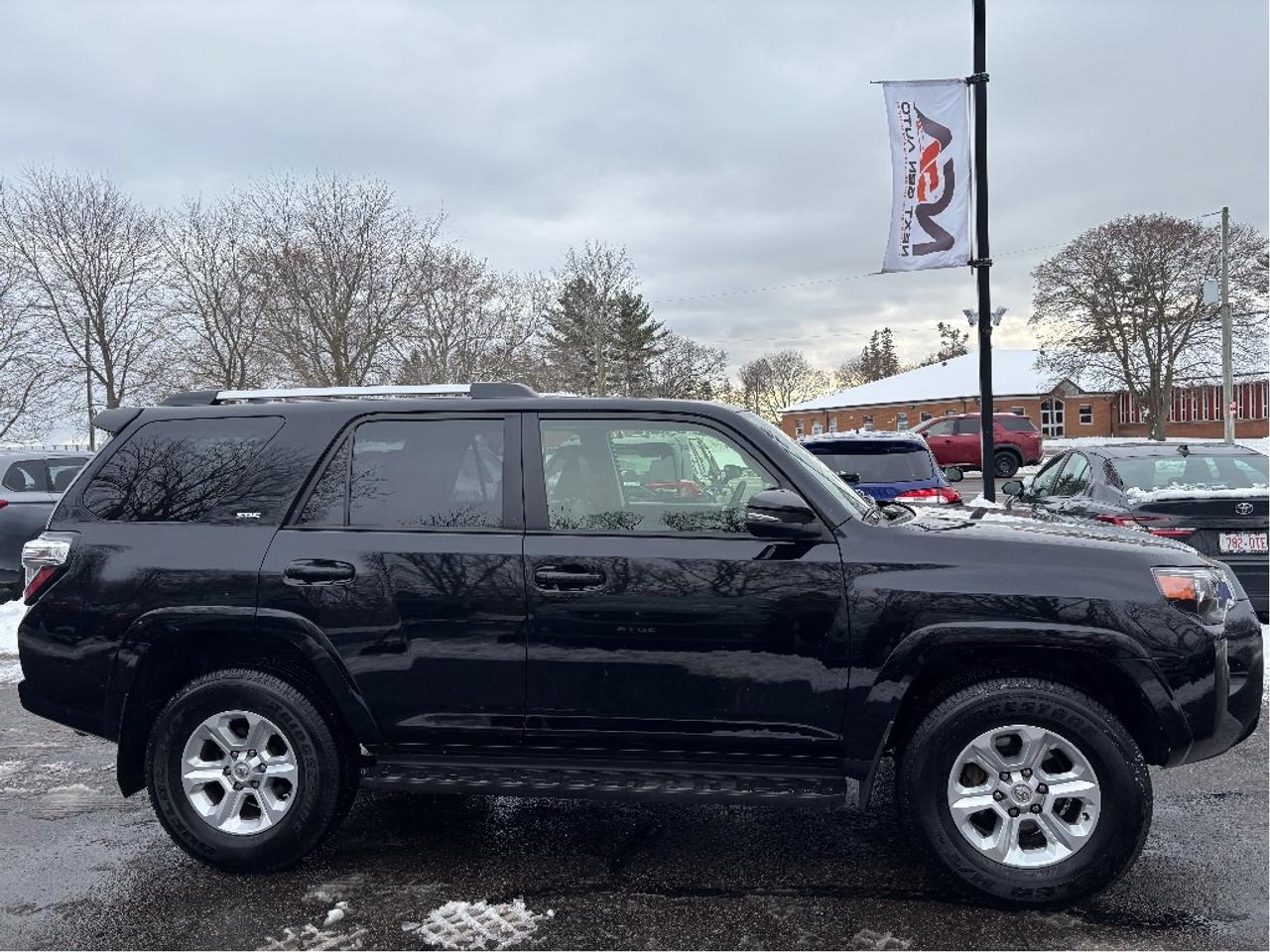 2023 Toyota 4Runner SR5 7 PASS LEATHER ROOF ONE OWNER CLEAN Photo4