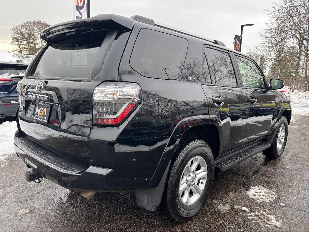 2023 Toyota 4Runner SR5 7 PASS LEATHER ROOF ONE OWNER CLEAN Photo