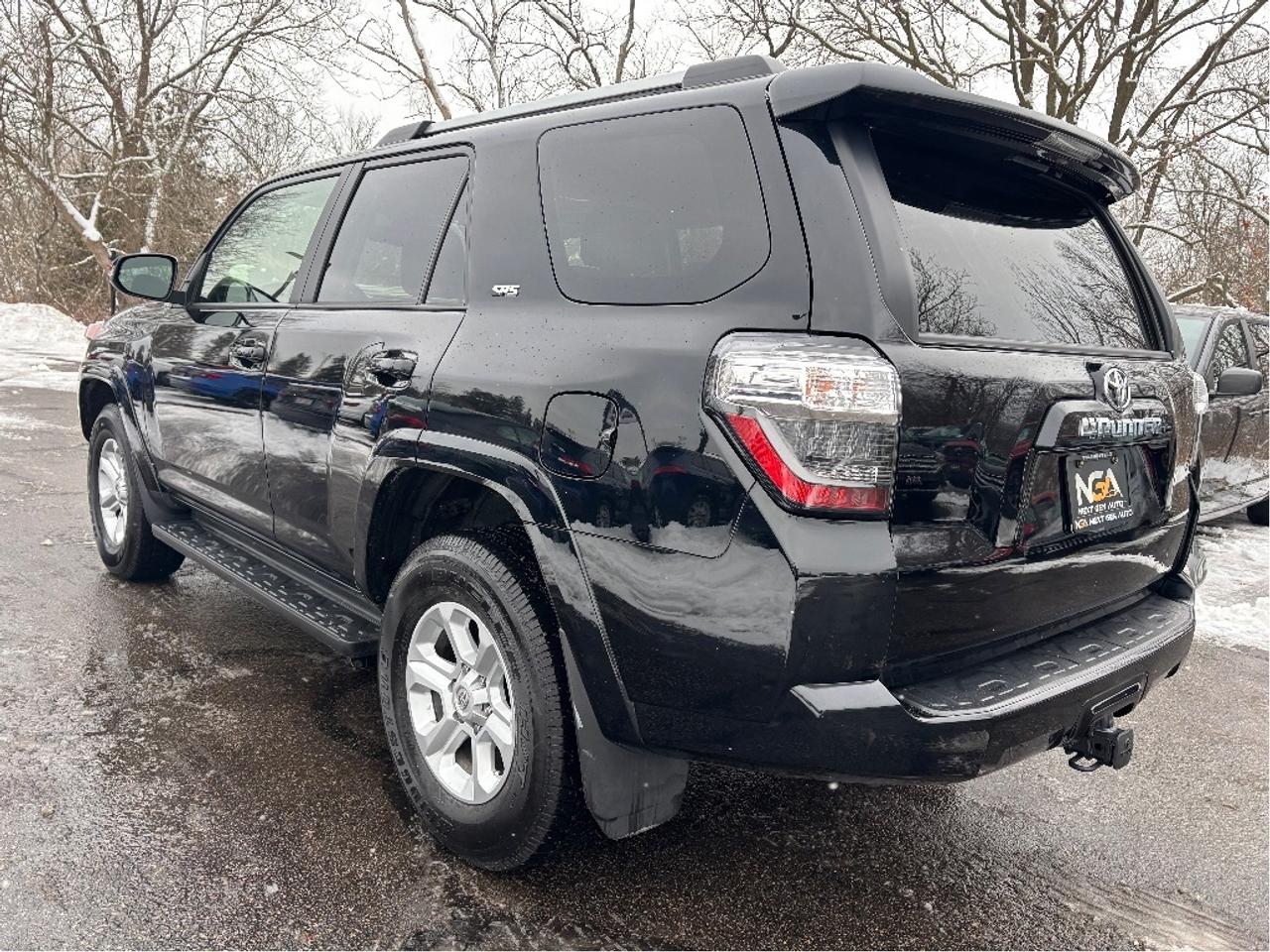 2023 Toyota 4Runner SR5 7 PASS LEATHER ROOF ONE OWNER CLEAN Photo