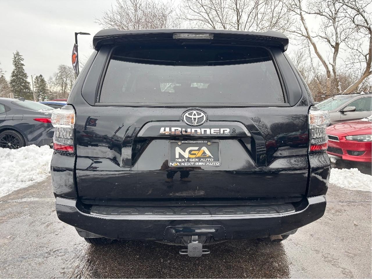 2023 Toyota 4Runner SR5 7 PASS LEATHER ROOF ONE OWNER CLEAN Photo