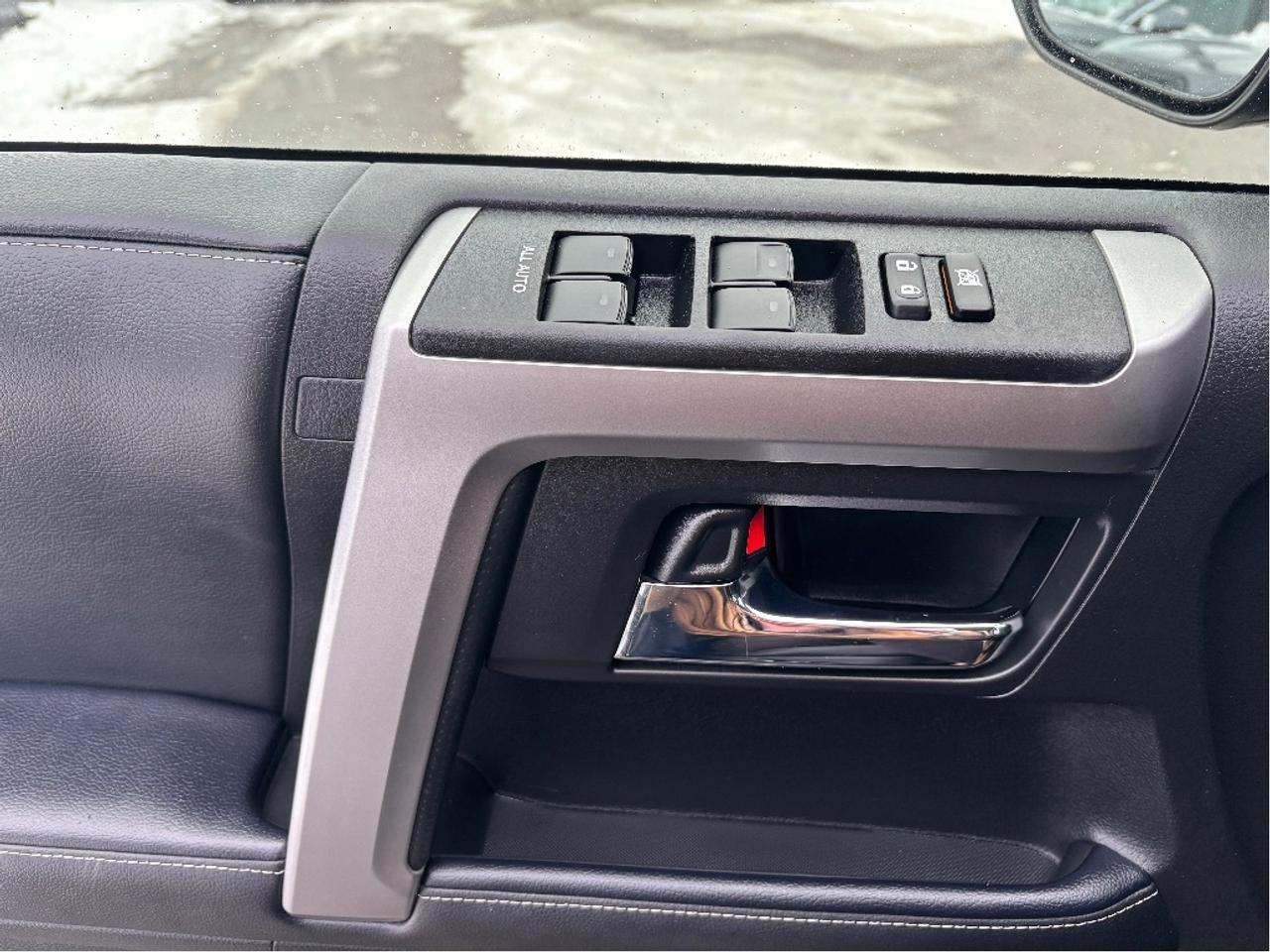 2023 Toyota 4Runner SR5 7 PASS LEATHER ROOF ONE OWNER CLEAN Photo