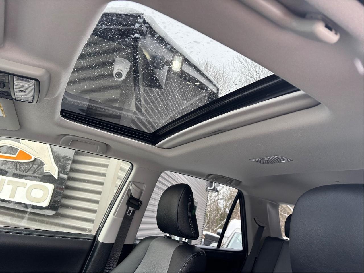 2023 Toyota 4Runner SR5 7 PASS LEATHER ROOF ONE OWNER CLEAN Photo