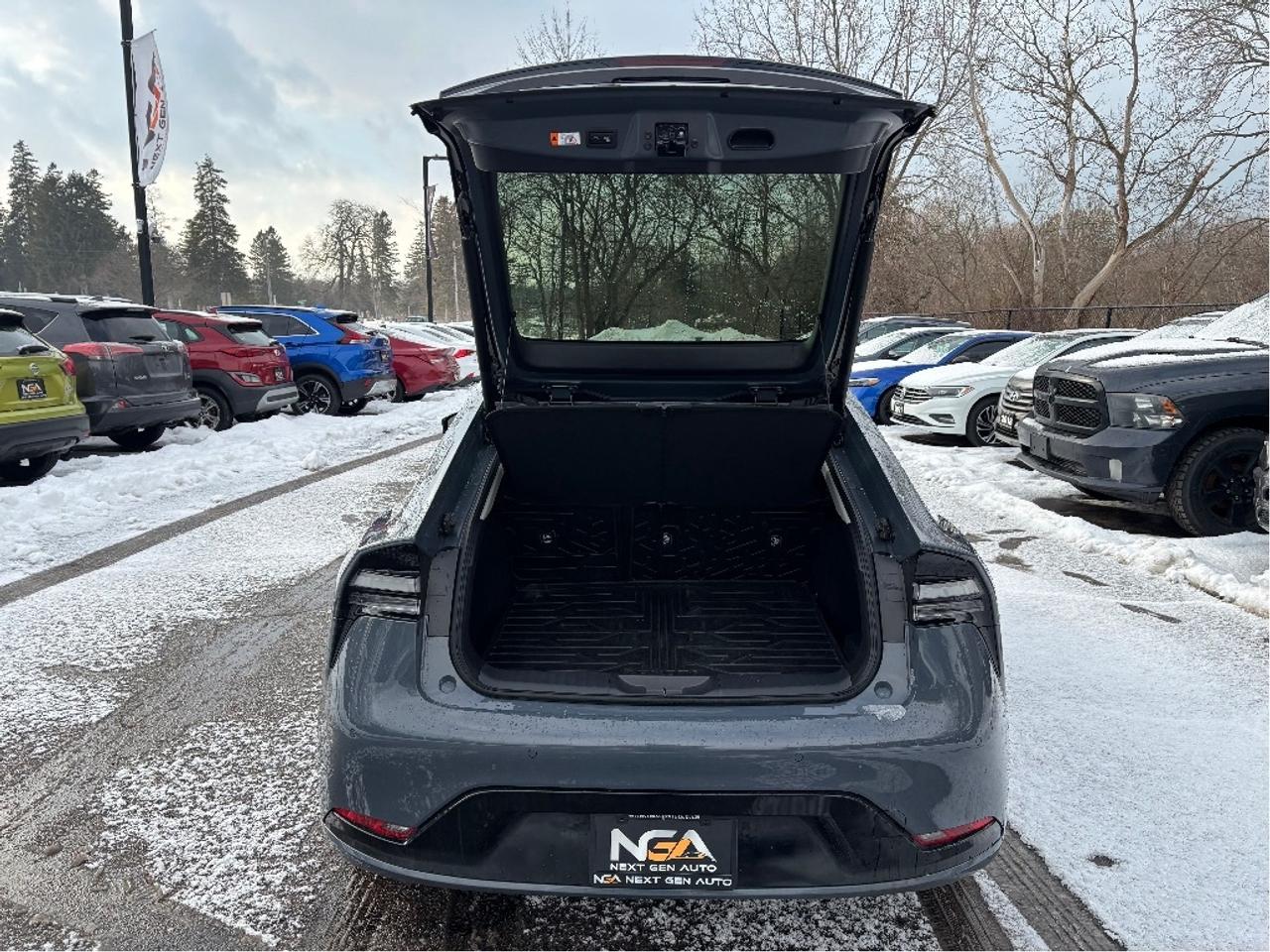 2024 Toyota Prius Prime XSE Premium LEATHER PANO ROOF ONE OWNER CL Photo