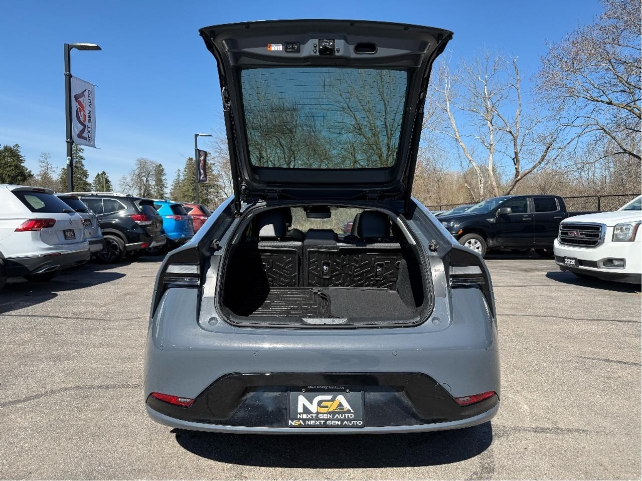 2024 Toyota Prius Prime XSE Premium LEATHER PANO ROOF ONE OWNER CLEAN Photo
