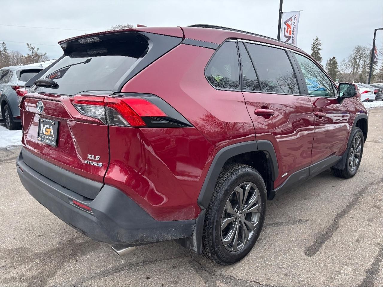 2024 Toyota RAV4 Hybrid XLE PREMIUM AWD LEATHER ROOF HEATED STEERING Photo