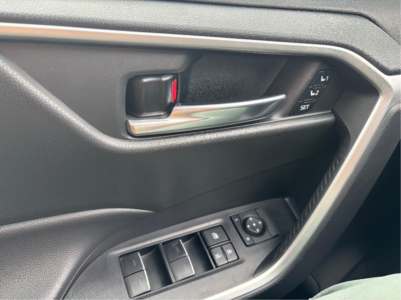 2024 Toyota RAV4 Hybrid XLE PREMIUM AWD LEATHER ROOF HEATED STEERING Photo