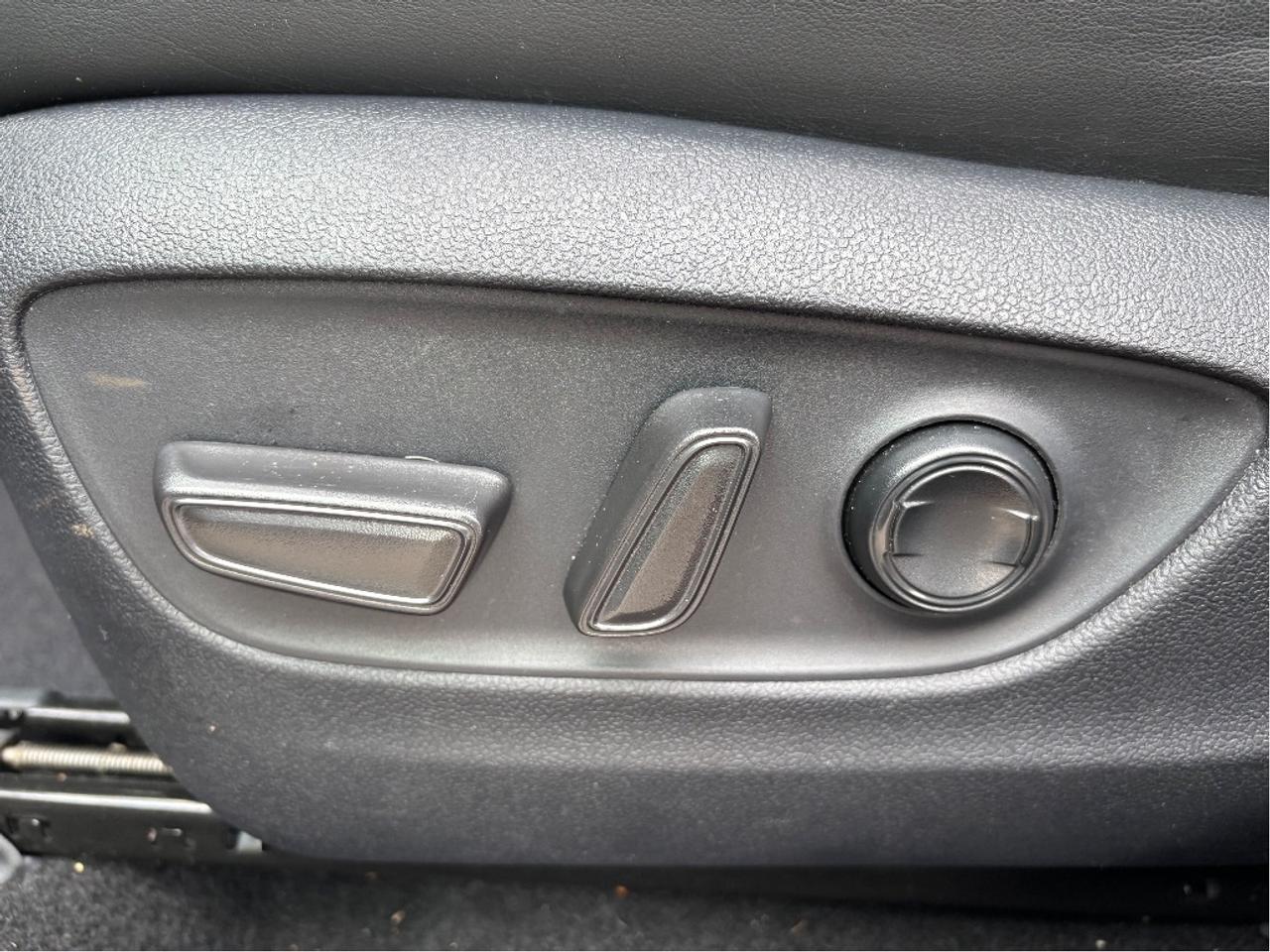 2024 Toyota RAV4 Hybrid XLE PREMIUM AWD LEATHER ROOF HEATED STEERING Photo