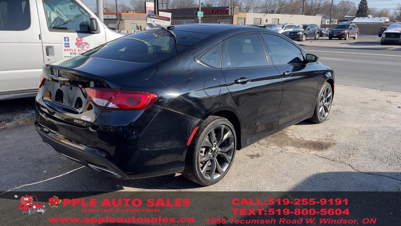 2015 Chrysler 200 S Photo4