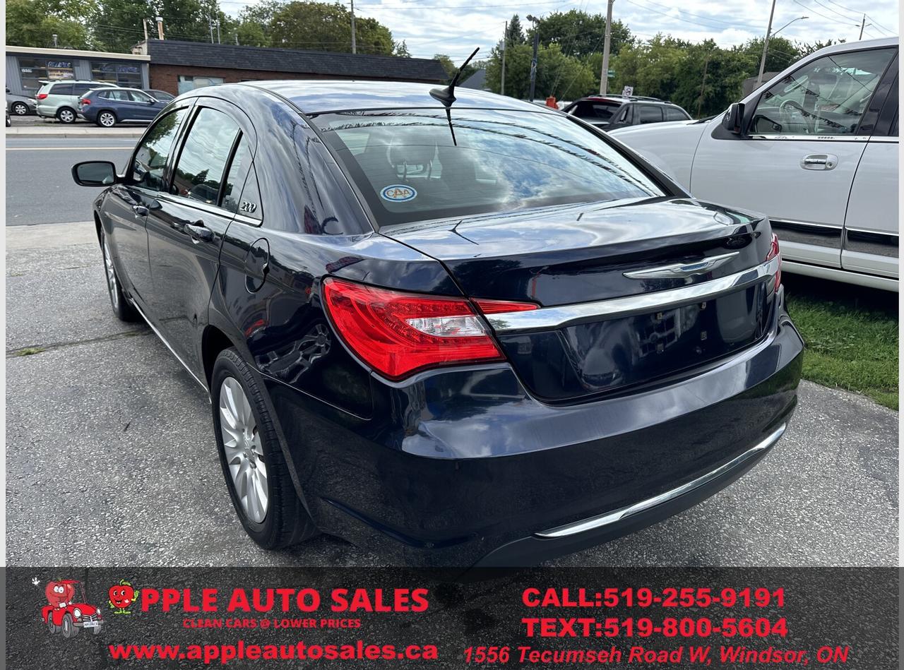 2012 Chrysler 200 LX Photo4