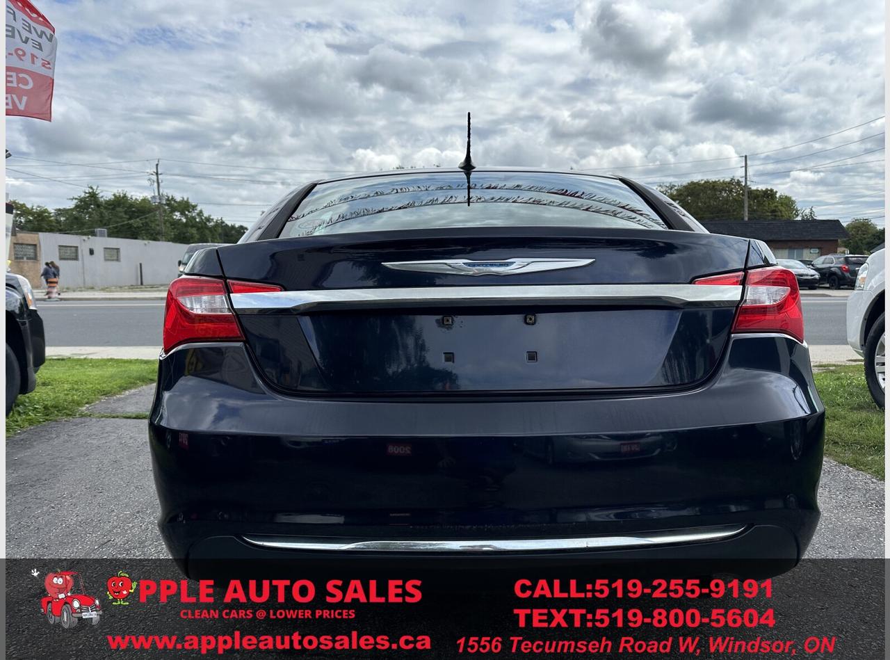 2012 Chrysler 200 LX Photo