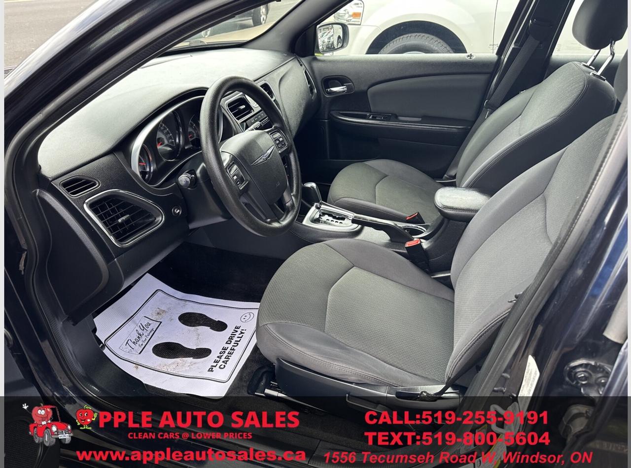 2012 Chrysler 200 LX Photo