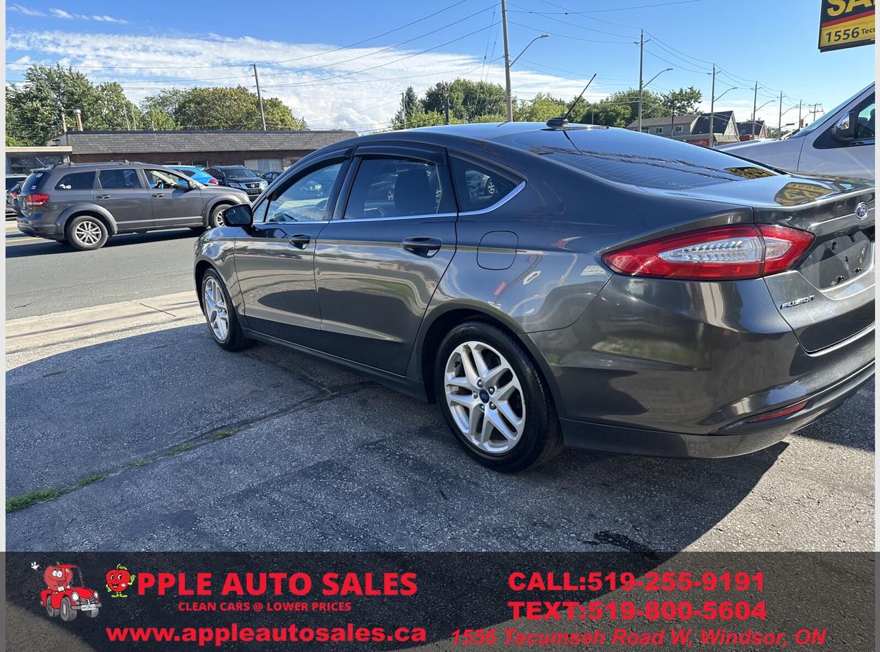 2016 Ford Fusion SE Photo2