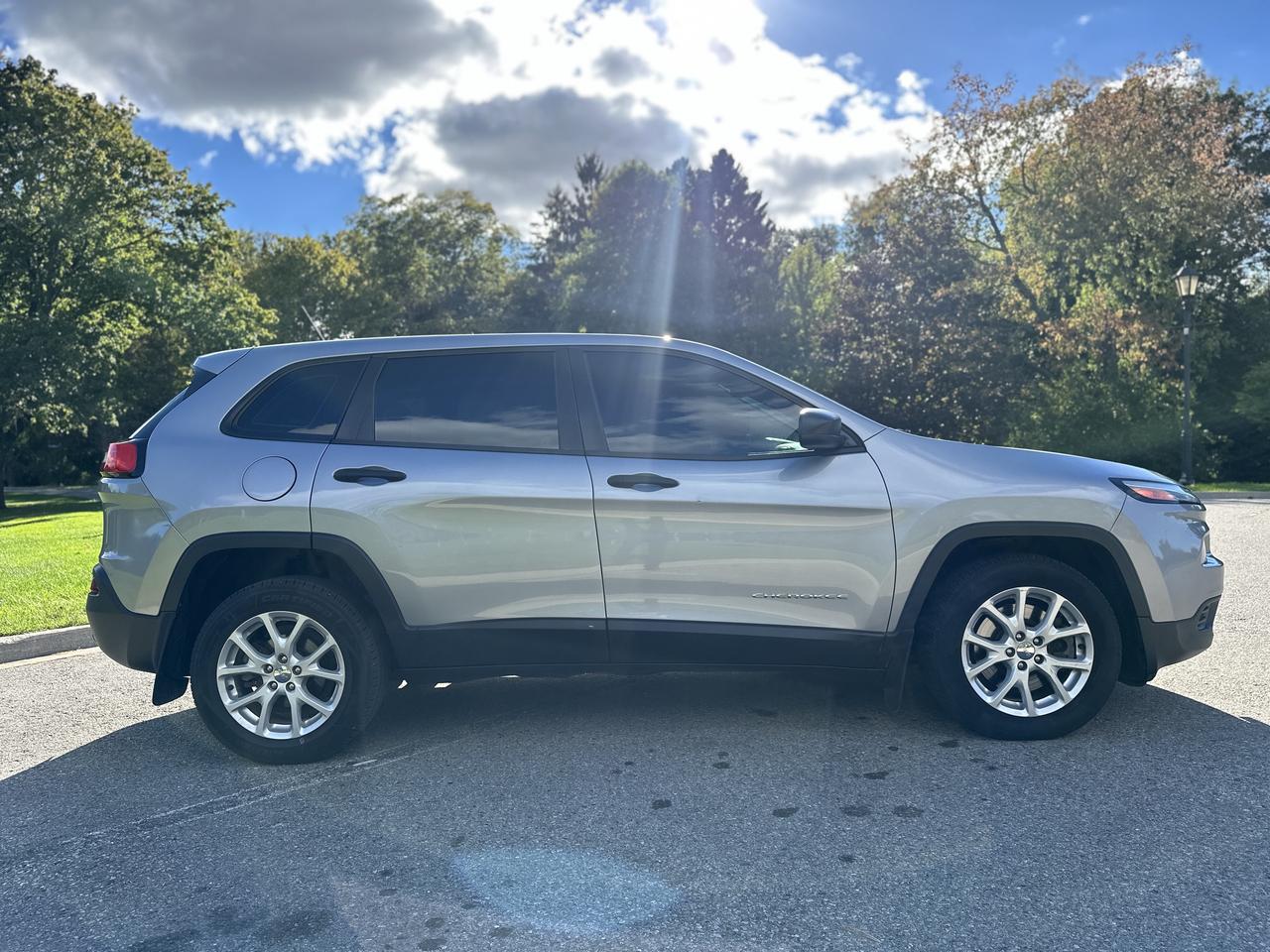 2014 Jeep Cherokee Sport Photo2