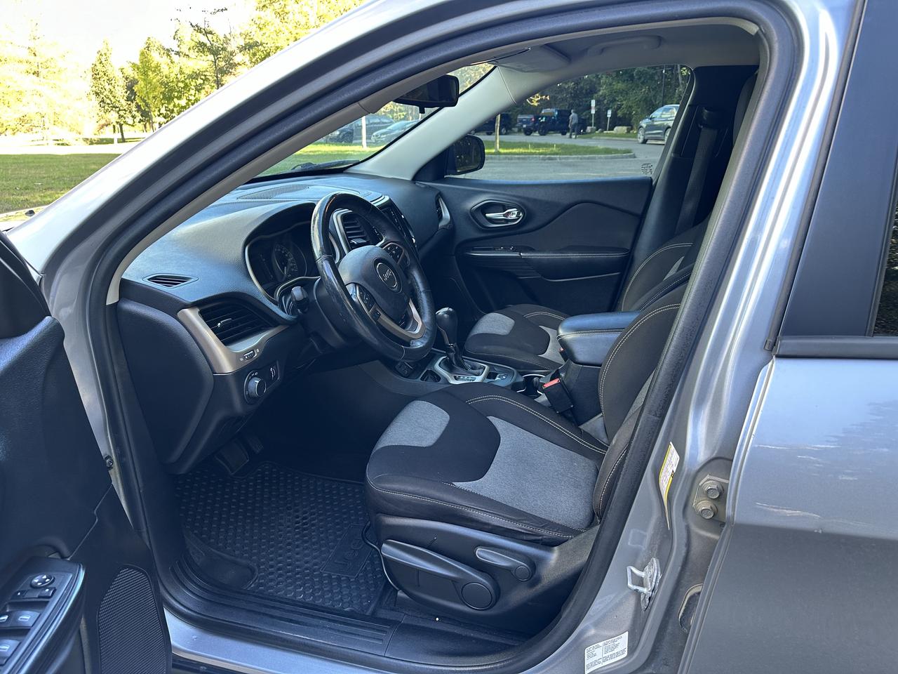 2014 Jeep Cherokee Sport Photo